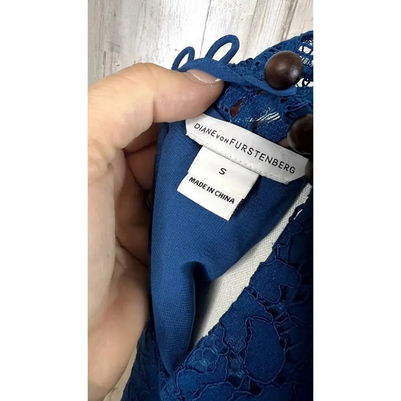 Diane‎ Von Furstenberg Women's Small Jemmie Blue Lace High Neck Sleeveless Top - Picture 4 of 7